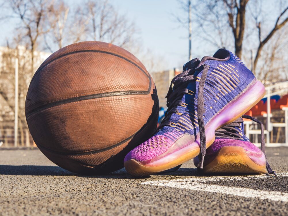 bola de basquete e um par de tênis